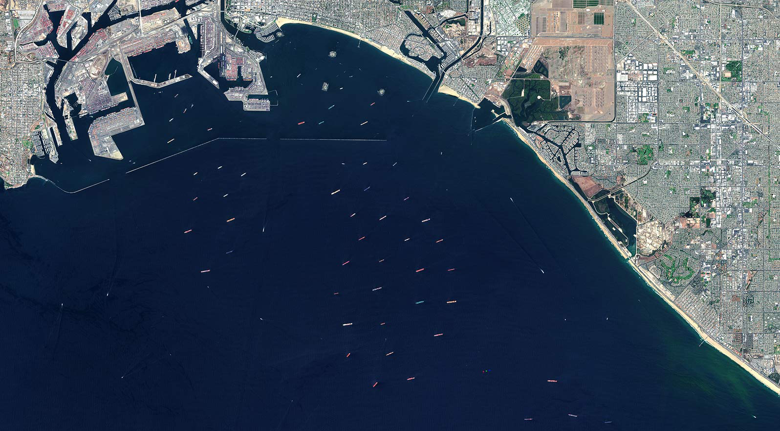 Вид из космоса на порты Лос-Анджелеса и Лонг-Бич, 26 августа 2021 г.